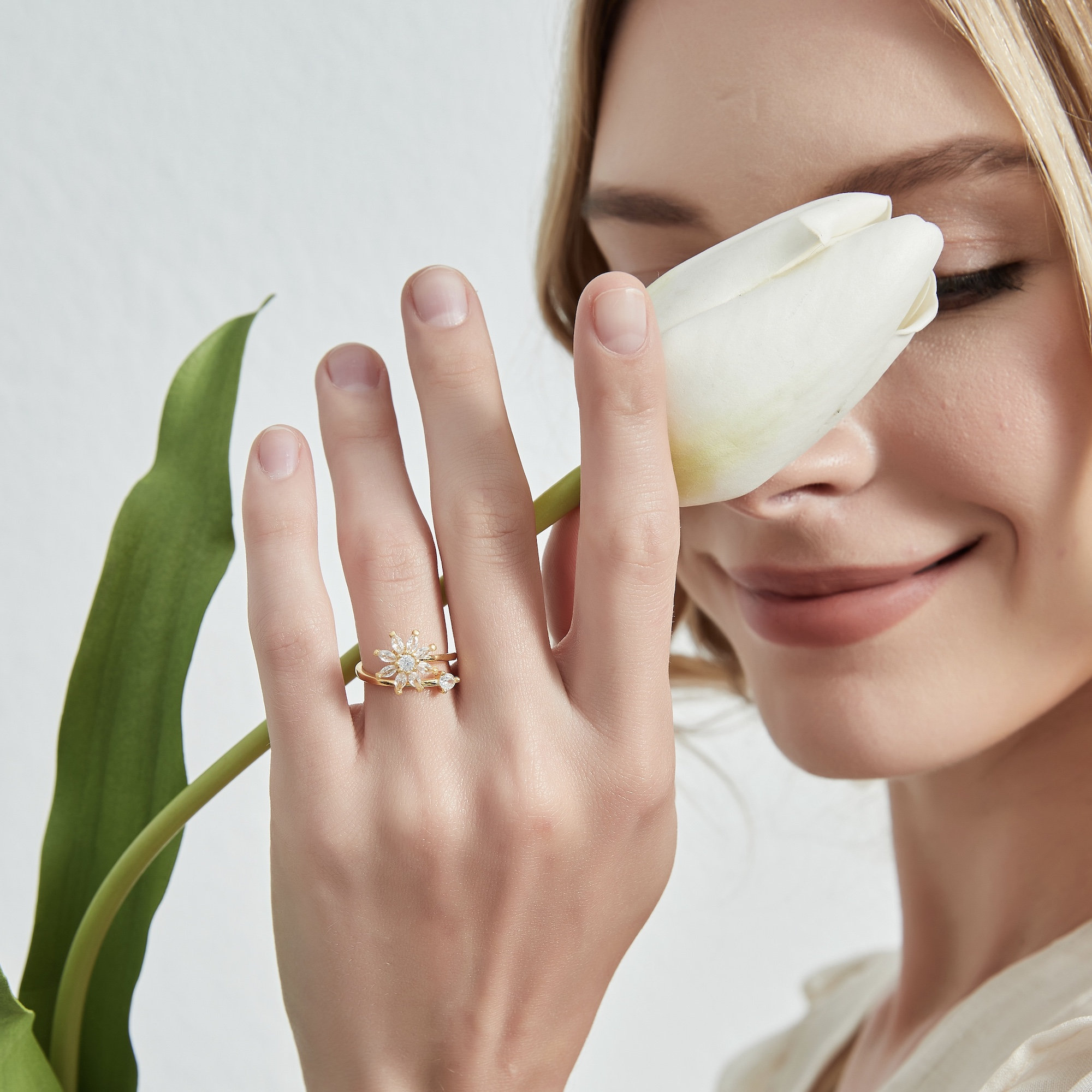 CecGTtRQ-4.jpg Crystal Sunburst Flower Open Ring – Radiant Floral Statement Ring - Image 1